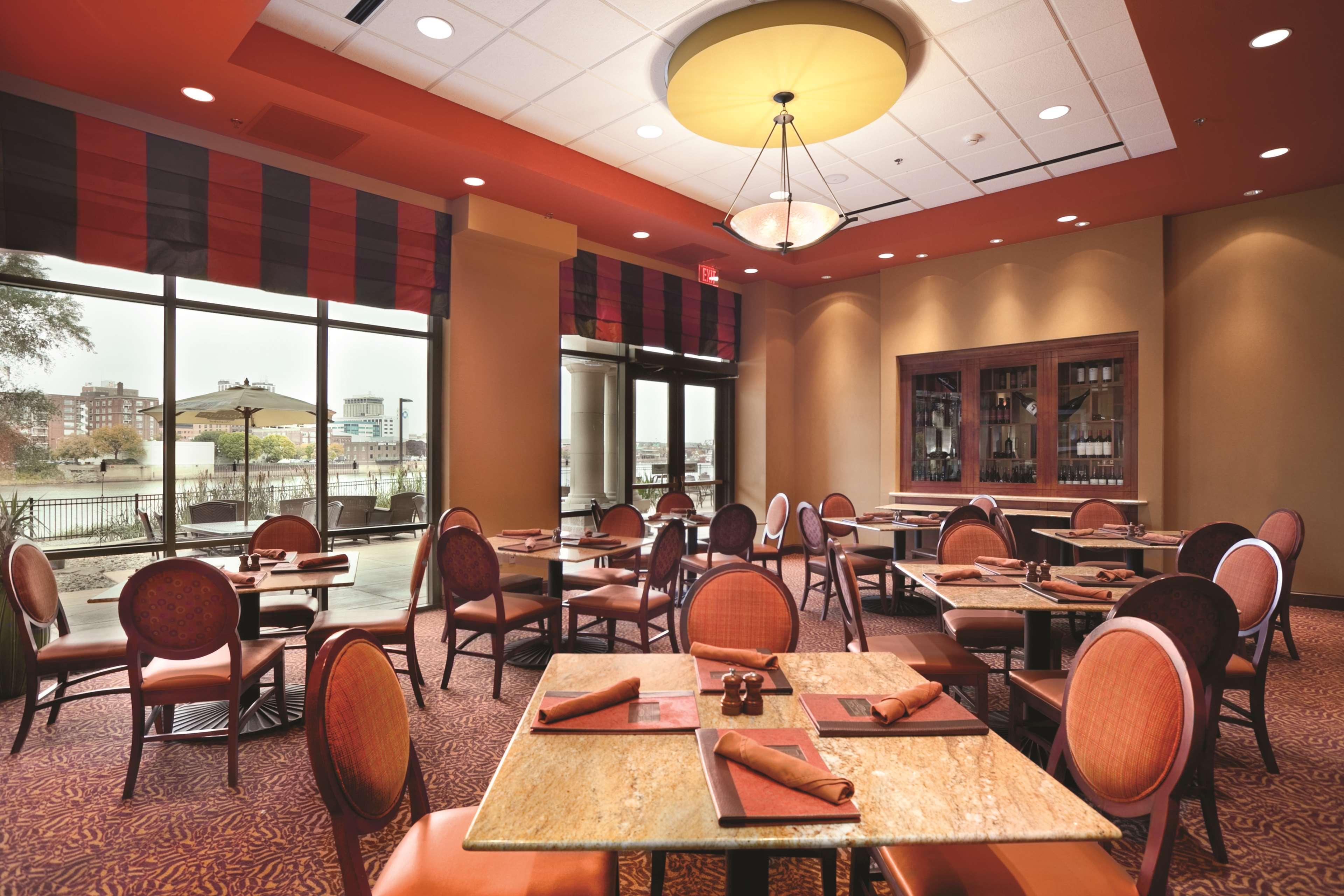 Embassy Suites East Peoria Hotel And Riverfront Conference Center Ресторан фото