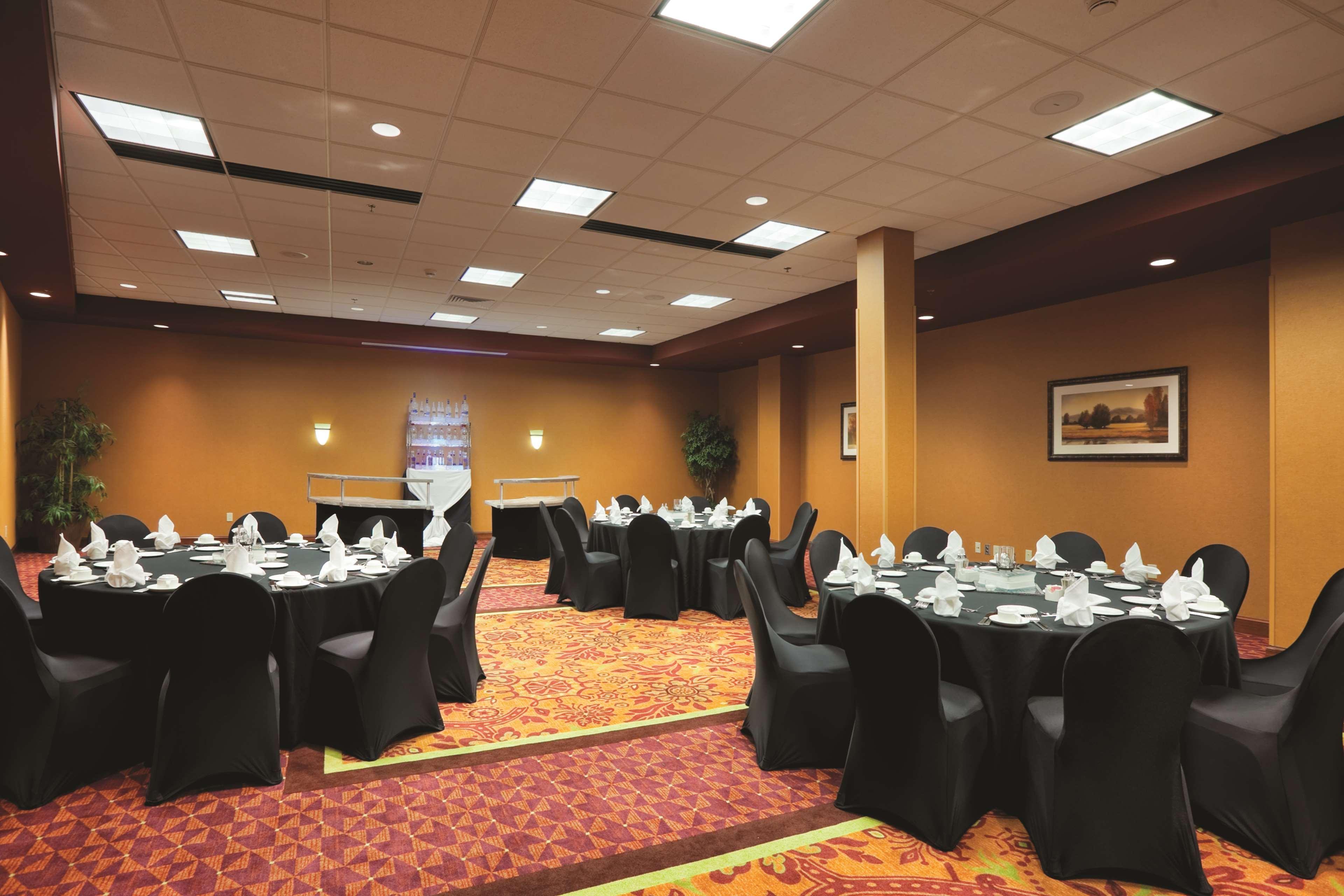Embassy Suites East Peoria Hotel And Riverfront Conference Center Ресторан фото