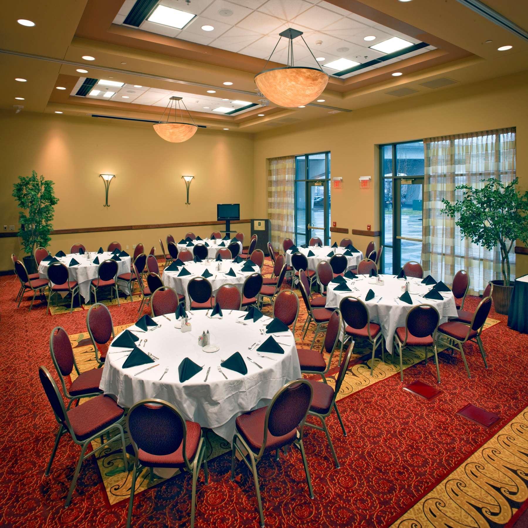 Embassy Suites East Peoria Hotel And Riverfront Conference Center Экстерьер фото