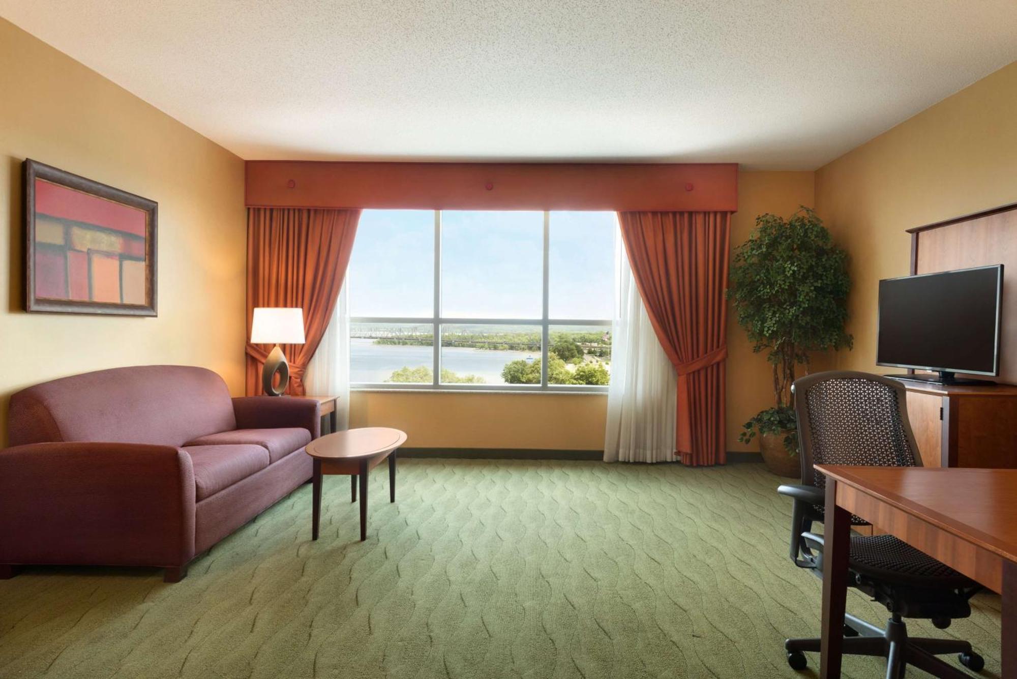 Embassy Suites East Peoria Hotel And Riverfront Conference Center Экстерьер фото