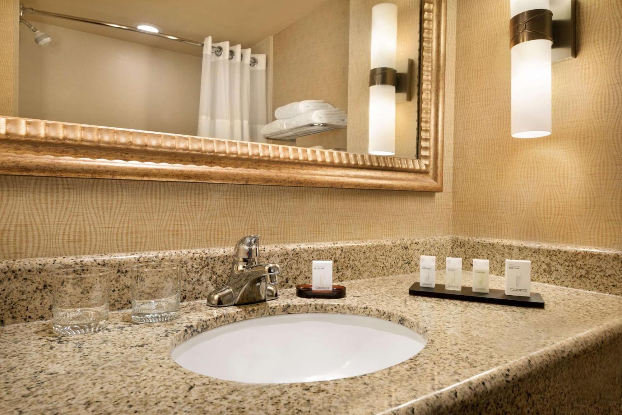 Embassy Suites East Peoria Hotel And Riverfront Conference Center Экстерьер фото
